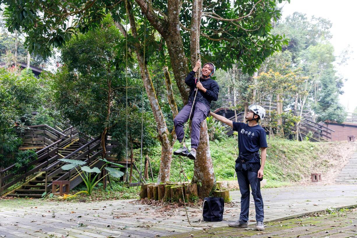 園區裡請來專業教練，可以體驗攀樹的樂趣。